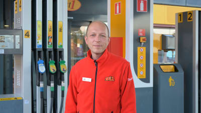 Man står framför en bensinstation där man brukar tanka bilar.