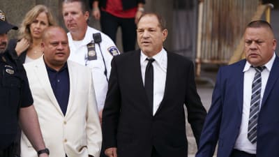 Harvey Weinstein lämnar den högsta domstolen i New York.