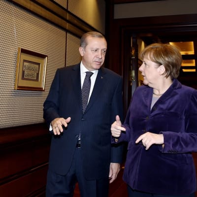 Erdoğan ja Merkel keskustelevat käytävällä. 