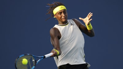 Mikael Ymer slår bollen.