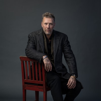 Mikael Persbrandt poserar för en bokpärm.