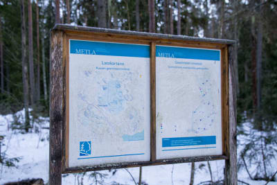 En skylt i skogen där det står att området heter Latokartano och att där finns en forskningsskog.