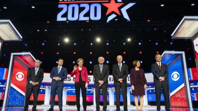 Nu är de demokratiska presidentaspiranterna bara fem kvar då både Buttigieg (andra från vänster) och affärsmannen Tom Steyer (längst till höger) har hoppat av racet. 