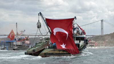 Turkiska fiskare i Bosporen demonstrerar mot kuppförsöket.