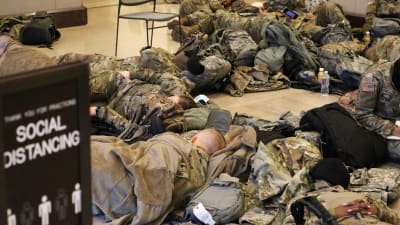 Nationalgardets soldater som bevakar kongressen i USA vilar. 13.1.2021 