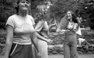 Kvinnliga hippier som dansar på en festival.