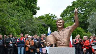 Statyn av Jarno Saarinen.