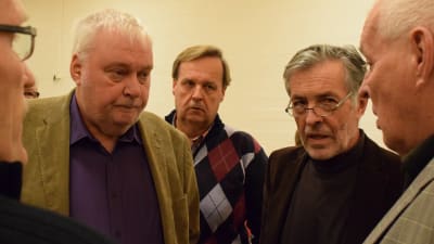 Tomy Wass, Rune Friman och Jan-Erik Enestam diskuterar i en ring.