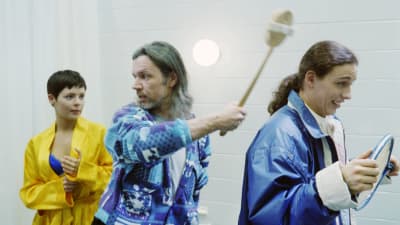 Regissör Micke Rundman instruerar och hjälper Eva Hankalin och Jesse Kamras, 1996
