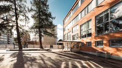 Björneborgs svenska samskola i solsken.