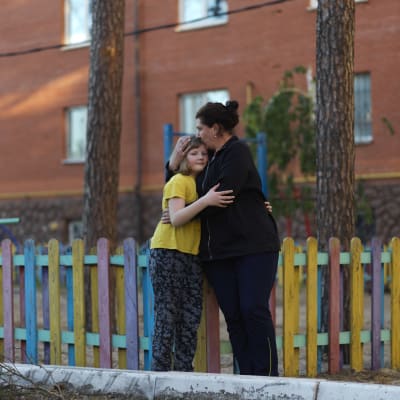 Lena Tereštšenko ja hänen 9-vuotias tyttärensä Nastja Porh’undontška seisovat leikkipuiston edessä.