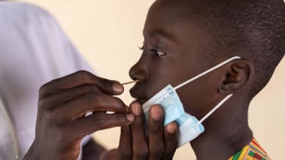 En liten pojke testas för coronaviruset i Sydafrika.