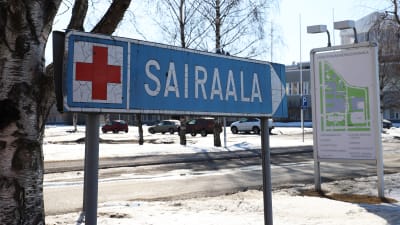 Sairaalakyltti Mehiläinen Länsi-Pohjan parkkipaikan reunalla