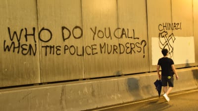 Graffiti på en vägg i Hongkong.
