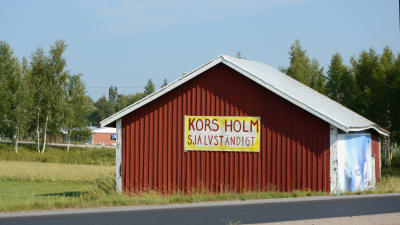 Skylt vid en väg som det står "Korsholm självständigt" på