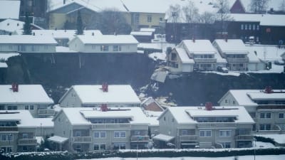 Hus har fallit ner i det stora svarta hålet efter ett jordskred i Norge 30.12.2020