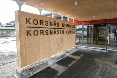 Ingång till kommungård med en träskylt där det står Korsnäs kommun.