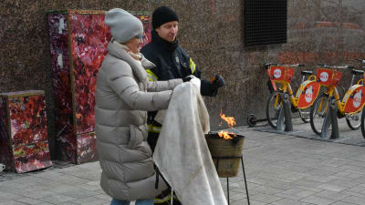 Nina Hyvönen, lärare vid Cygnaeus skola i Åbo, använder en brandfilt.