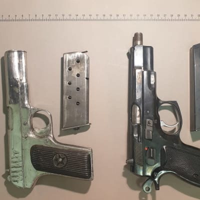 Ampuma-aseita poliisin takavarikossa.