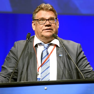 Ulkoministesteri ja puolueen puheenjohtaja Timo Soini puhumassa perussuomalaisten puoluekokouksessa 