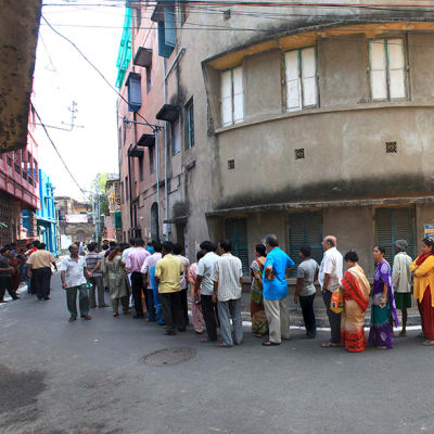 Jono äänestyspisteelle Kalkutassa 12. toukokuuta.