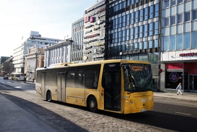 Linja-auto kulkee kadulla Turun keskustassa.
