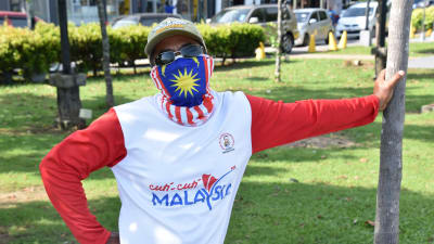  Zahid Ibrahim älskar sitt hemland. Hans munskydd påminner om Malaysias flagga.