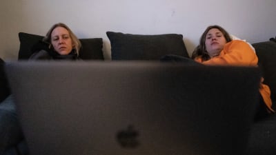 Saara Viika och Ilona Raivio tittar på en tv-serie från en laptop. 12.4 Vallgård, Helsingfors.