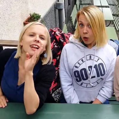 Ikosen siskot eli Aili, Heini ja Tuuli Popparin terassilla