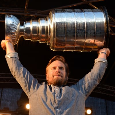 Kimmo Timonen nostaa Stanley Cup -maljan yleisöjuhlassa.