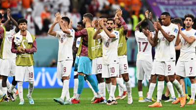 Qatariska spelare tackar publiken.