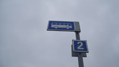 Skylt vid bussplattform.