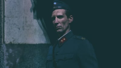 Touko Laaksonen (Pekka Strang) i uniform, ser rakt in i kameran.