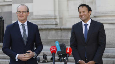 Fine Gaels ledare och den avgående premiärministern Leo Varadkar (till höger) tillsammans med partiets vice ordförande Simon Coveney under en presskonferens den 15 juni. 