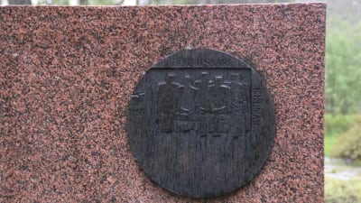 Bild på ett märke som det står Ekenäs på. Märket är på ett monument i Dragsvik för de som dog i Dragsviks fångläger 1918