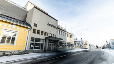 Två bilar kör förbi fasaden till Wasa Teater