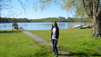 Marknadsföringschef Leena Ellonen vid blivande Raasepori Resort.