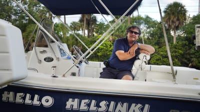 Jorma Olsson sitter i sin båt hemma i West Palm Beach i Florida.