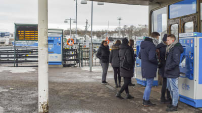 Människor köper biljetter till Sveaborgsfärjan.