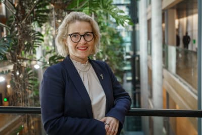   Europarlamentaarikko Miapetra Kumpula-Natri henkilökuvassa.