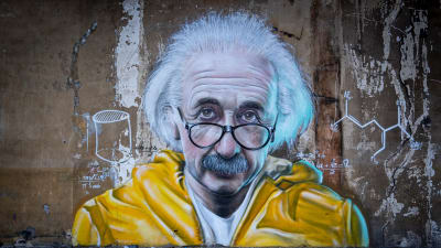 väggmålning av Einstein iklädd en gul luvtröja