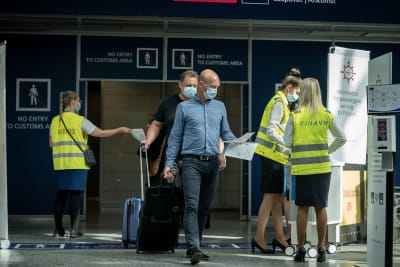 Finavian koronan infopiste Suomeen tuleville, Helsinki-Vantaan lentoasema, 11.8.2020.