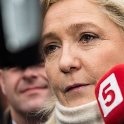 Marine Le Pen puhui lehdistölle sunnuntaina Henin Beaumontissa, Ranskassa.