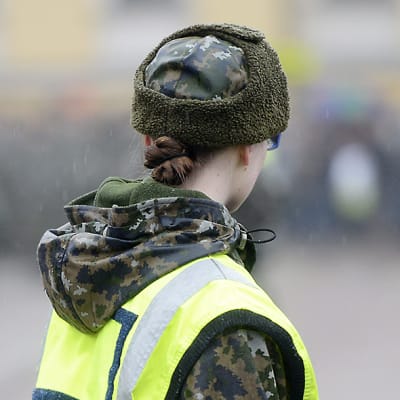 Armeijan sotilaspuvussa oleva nainen valatilaisuudessa Helsingissä 22. helmikuuta 2014.