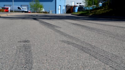 Hjulspår i asfalt.