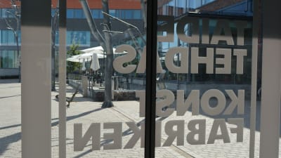 dörrarna till konstfabriken i borgå fotograferade från insidan