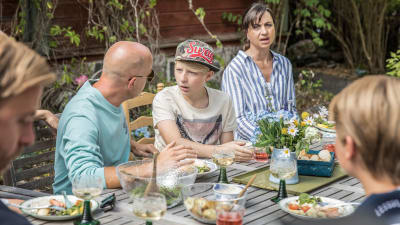 Martin, Eddie och Katja med flewr vid terrassbord i trädgården i serien Bonusfamiljen säsong tre.