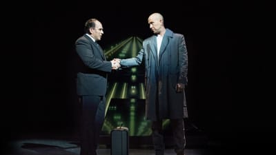 Foto från Svenska Teaterns uppsättning av Chess på svenska.
