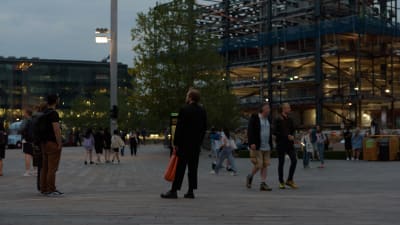 Några människor utanför en tågstation.