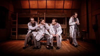 På bilden syns skådespelarna Niklas Åkerfelt, Patrick Henriksen, Max Forsman och Dennis Nylund